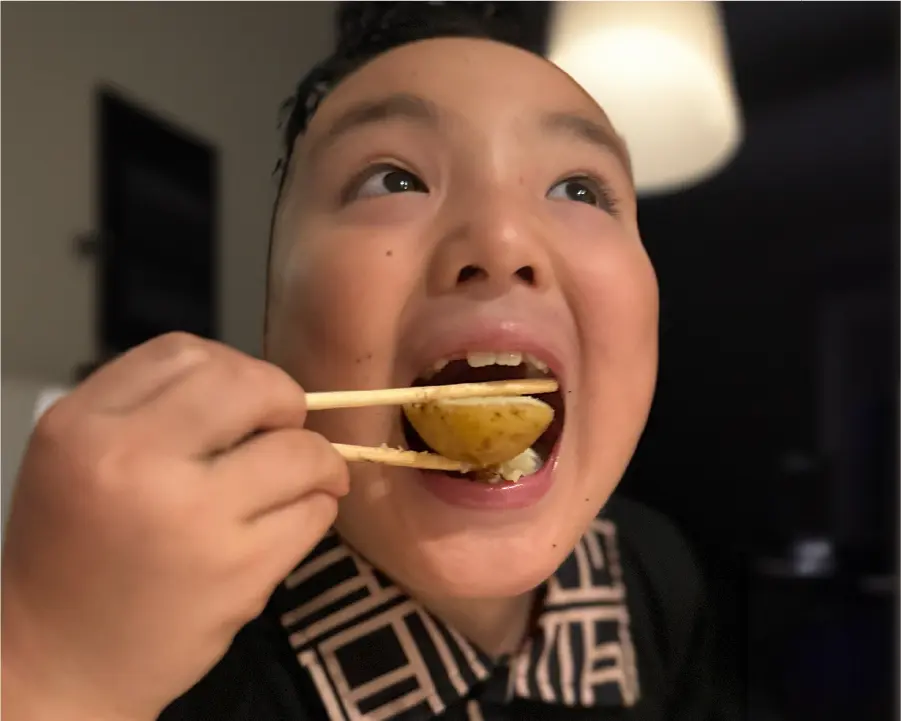 食事を楽しむ子ども